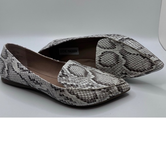 Steve Madden Shoes - Steve Madden Women”s Feather Pu Upper Flat Shoes Size 7M